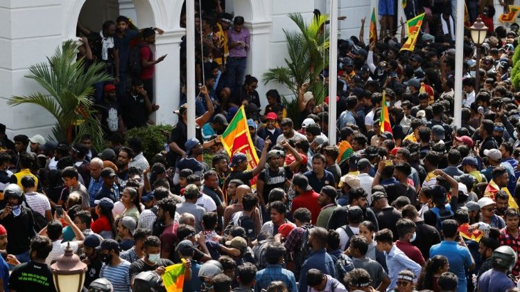 Manifestation devant le bureau du Premier ministre du Sri Lanka, Ranil Wickremesinghe, à Colombo, le 13 juillet 2022. 