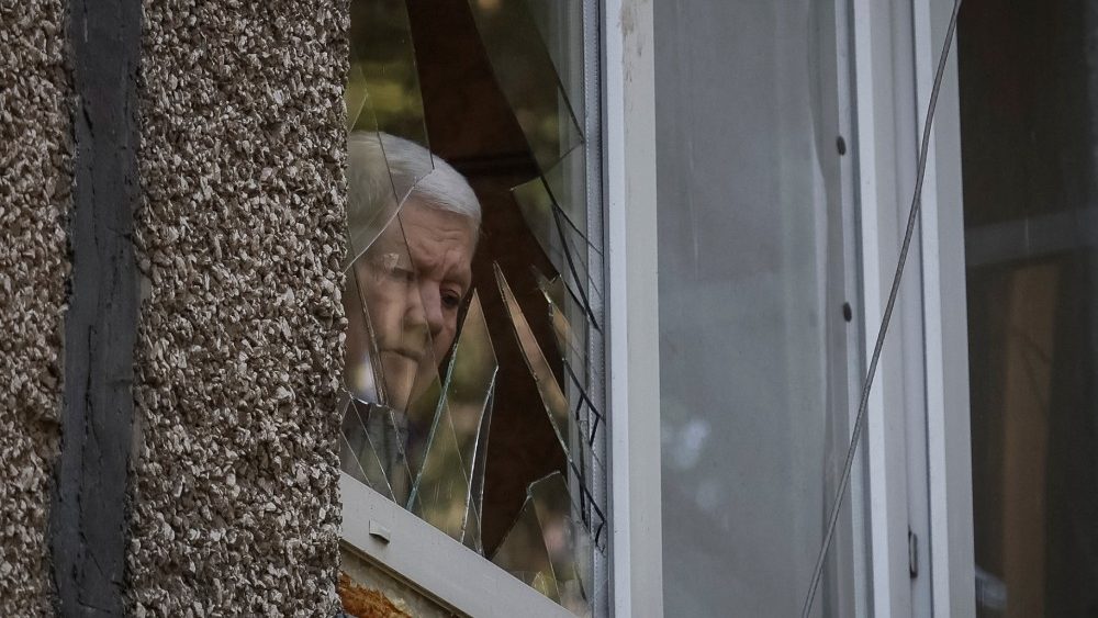 Um morador local olha por uma janela quebrada para um prdio escolar danificado por um ataque militar russo, em meio  invas?o da Rssia na Ucr?nia, na cidade de Kostiantynivka, Ucr?nia 13 de julho de 2022. REUTERS/Gleb Garanich