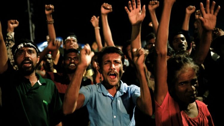 Le 14 juillet à Colombo au Sri Lanka, des manifestants se réjouissent de la démission du président. 