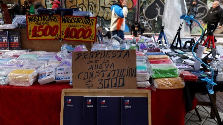 Der Entwurf der neuen chilenischen Verfassung wird auf der Straße verkauft