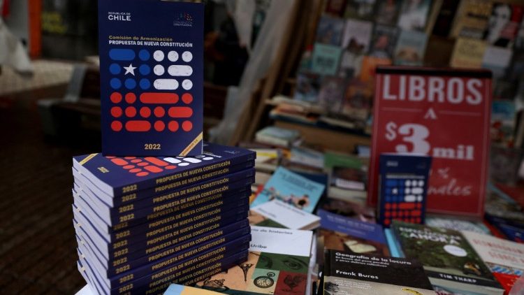 La proposition de nouvelle Constitution chilienne se vend en librairie à Santiago, le 14 juillet 2022. 