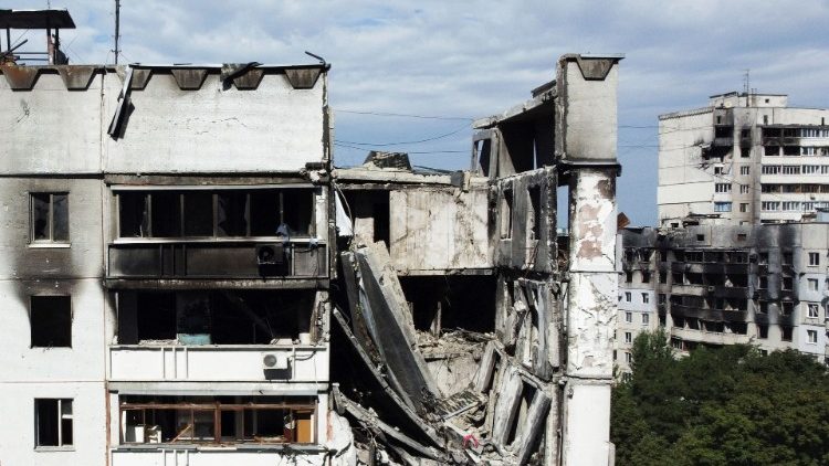 Prédios destruídos por ataques militares são vistos, enquanto a invasão russa da Ucrânia continua, no norte de Saltivka, uma das áreas residenciais mais danificadas de Kharkiv, Ucrânia 17 de julho de 2022. REUTERS/Nacho Doce