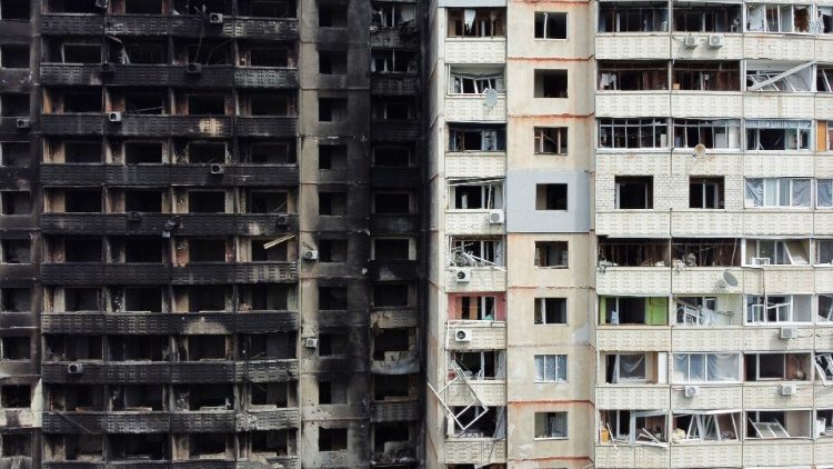 Prédios destruídos por ataques militares são vistos, enquanto a invasão russa da Ucrânia continua, no norte de Saltivka, uma das áreas residenciais mais danificadas de Kharkiv, Ucrânia 17 de julho de 2022. REUTERS/Nacho Doce