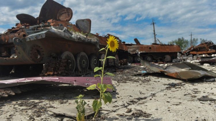 Veculos militares russos destrudos s?o vistos em um complexo de uma fazenda agrcola, que foi usada por tropas russas como base militar durante o ataque da Rssia  Ucr?nia, na regi?o de Kharkiv. REUTERS/Sofiia Gatilova