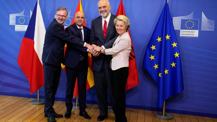 Les premiers ministres tchèque, Petr Fiala, nord-macédonien, Dimitar Kovacevski, albanais, Edi Rama, et la présidente de la Commission européenne, Ursula von der Leyen, le 19 juillet 2022 à Bruxelles. 