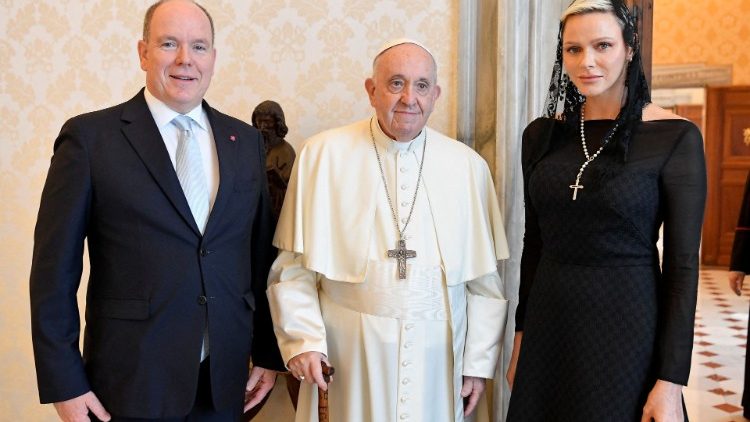 Das monegassische Fürstenpaar und Papst Franziskus an diesem Mittwoch
