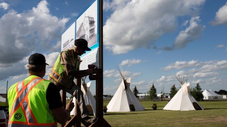 Los trabajadores preparan la señalización en el antiguo emplazamiento de la Escuela Residencial Ermineskin antes de la visita del Papa Francisco en Maskwacis, Alberta, Canadá 22 de julio de 2022.