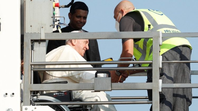 Papež při nástupu do letadla před cestou do Kanady