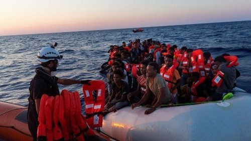 Face aux migrants, passer de la rhétorique de l'invasion au défi de l'intégration 
