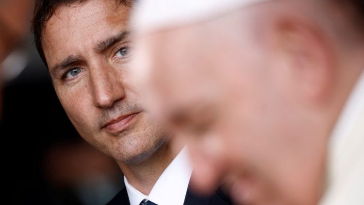 Primeiro-ministro canadesnse Justin Trudeau observa o Papa Francisco