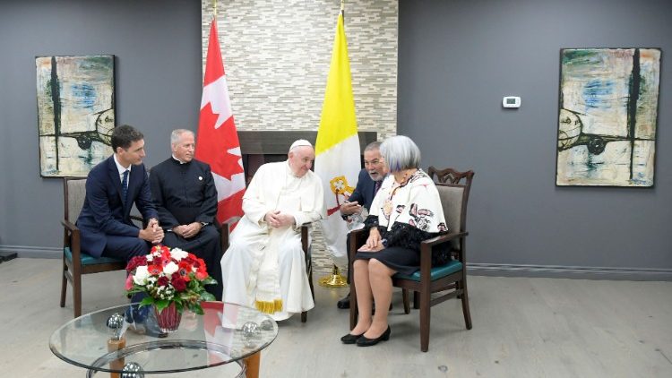 Papst Franziskus und Kanadas erste indigene Generalgouverneurin, Mary Simon 