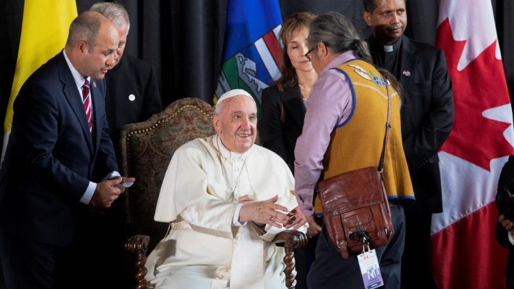 Papst Franziskus wurde am Sonntag am Flughafen von Edmonton in Kanada empfangen