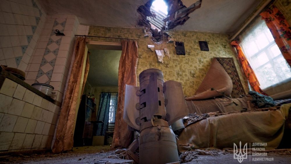 Um projtil n?o detonado de um sistema de foguetes de lan?amento mltiplo Smerch  visto dentro de um apartamento residencial, enquanto o ataque da Rssia  Ucr?nia continua, em Kramatorsk, Ucr?nia, 25 de julho de 2022. (Servi?o de imprensa da Administra??o Militar Regional de Donetsk/via REUTERS)
