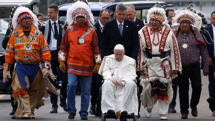 Ferenc pápa az indiánok temetője felé tart képviselőikkel
