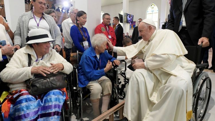 Papa abençoa indígena idosa e em cadeira de rodas, como ele. 