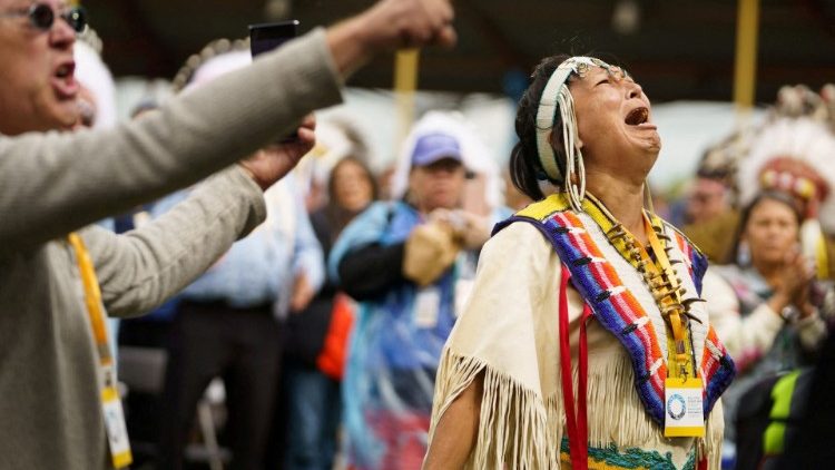 The indigenous woman crying as she sang before the Pope in Maskwacis