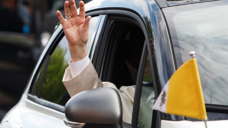 Papa Francisco acena de carro ao sair após encontro com povos indígenas e membros da Comunidade Paroquial do Sagrado Coração em Edmonton, Alberta, Canadá. REUTERS/Amber Bracken