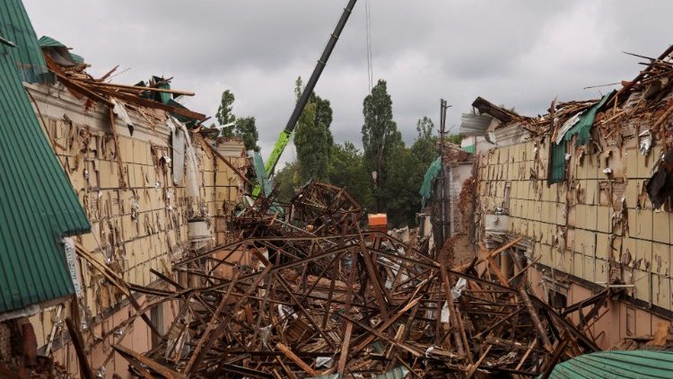 Equipes de resgate removem escombros para encontrar corpos de pessoas na Casa Central da Cultura, após um ataque militar atingir um prédio, enquanto a invasão russa da Ucrânia continua, em Chuhuiv, na região de Kharkiv, Ucrânia 26 de julho de 2022. REUTERS/Nacho Doce