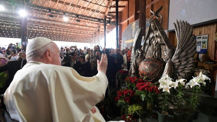 Papa Francisco bendijo una escultura de Schmalz sobre la Virgen desatanudos. Será un regalo a los pueblos indígenas canadienses. 
