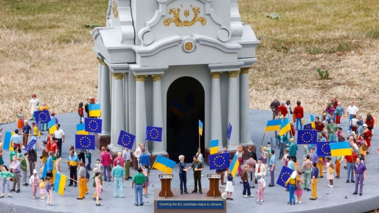 Modelos em miniatura representando a presidente da Comissão Europeia Ursula von der Leyen apertando a mão do presidente da Ucrânia Volodymyr Zelenskiy, cercado por pessoas com bandeiras europeias e ucranianas comemorando do lado de fora do monumento da independência na Praça Maidan de Kyiv, é vista no parque temático "Mini-Europe" em Bruxelas, Bélgica 27 de julho de 2022. REUTERS/Yves Herman