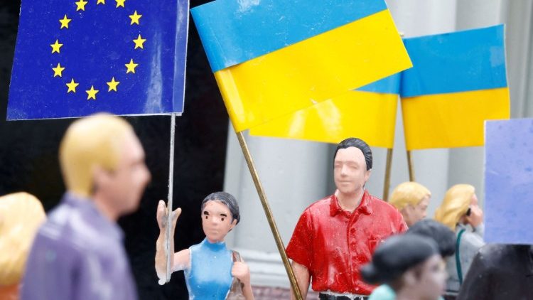 Modelos em miniatura retratam pessoas com bandeiras europeias e ucranianas comemorando do lado de fora do Monumento da Independência na Praça Maidan de Kyiv, no parque temático "Mini-Europa" em Bruxelas, Bélgica 27 de julho de 2022. REUTERS/Yves Herman