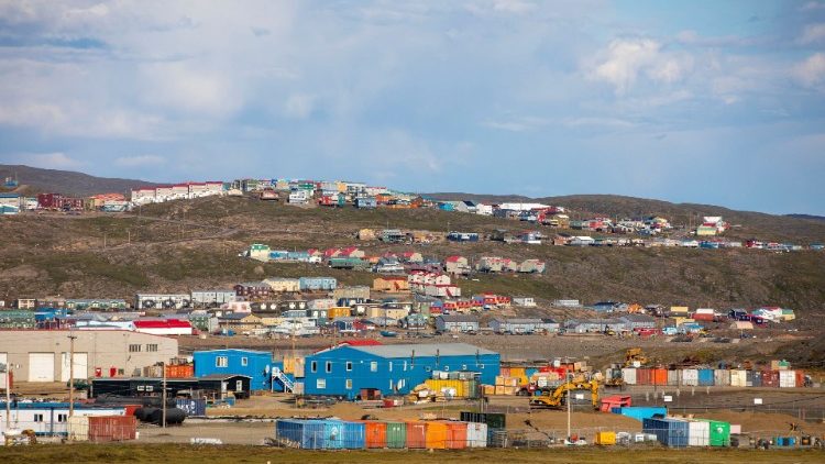 Iqaluit, to miejscowość położona zaledwie 300 km na południe od koła podbiegunowego.