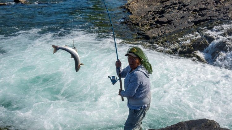 Indigener beim Fischen