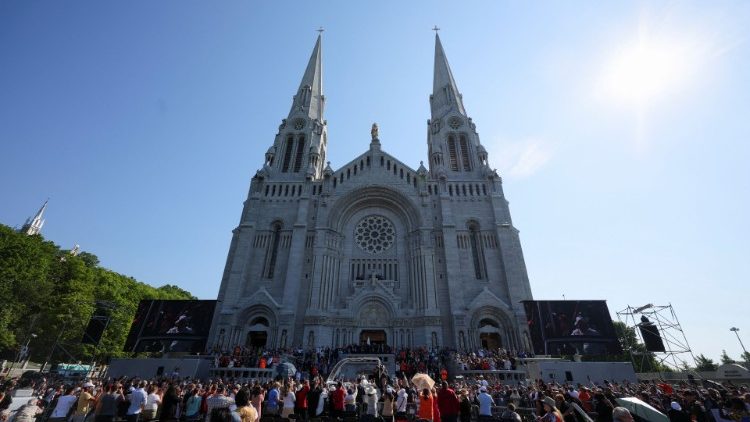 Vue sur le sanctuaire Sainte-Anne-de-Beaupré à Québec, lors de la venue du Pape François en juillet 2022. 