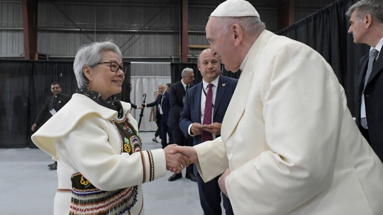 Ferenc pápa a Nunavut tartomány biztosával Iqaluitban, Kanada északi részén