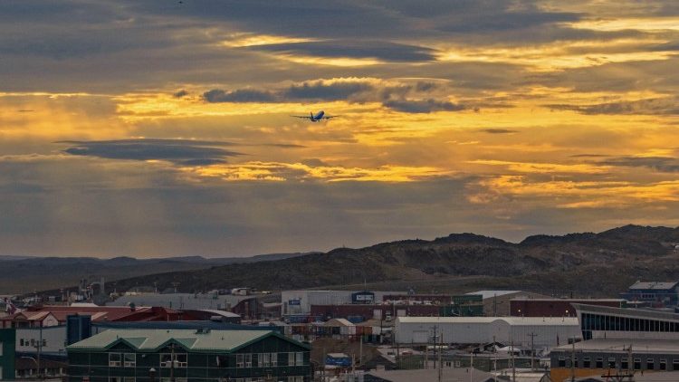 Odhod papeževega letala z letališča Iqaluit, glavnega mesta zvezne države Nanavut za Rim.