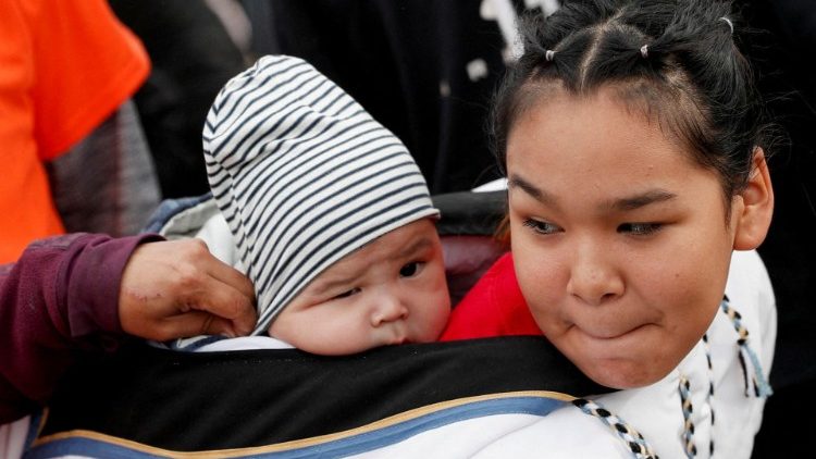 एक मूलवासी महिला अपने बच्चे के साथ