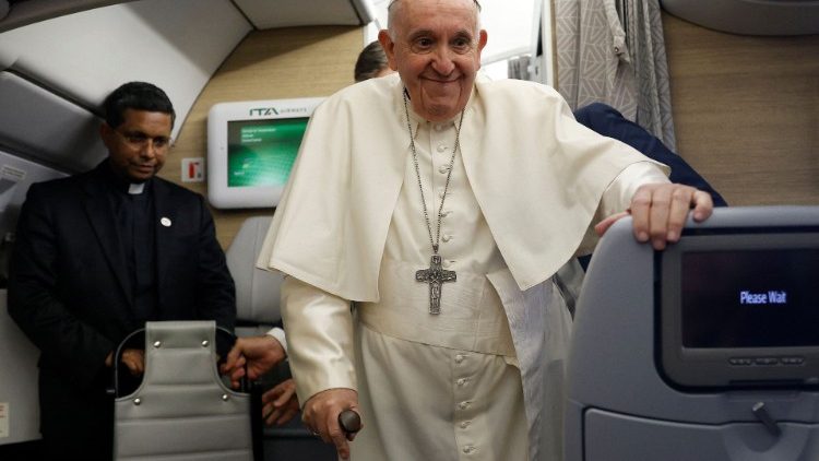 Papež František na palubě letadla při návratu z návštěvy Kanady.