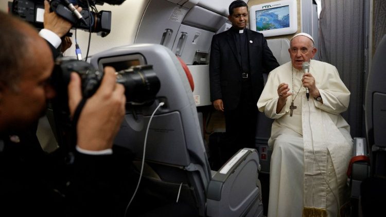 Papež během zpátečního letu z Kanady