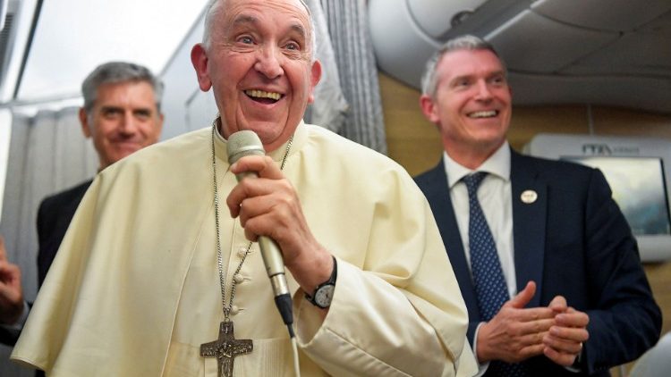 Papież odpowiada na pytania dziennikarzy po podróży do Kanady