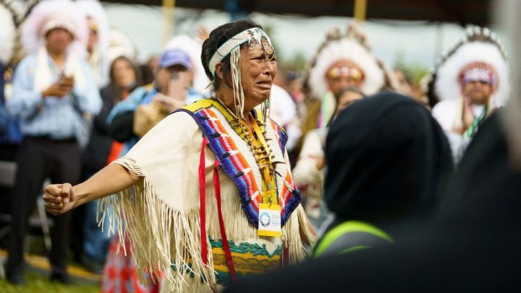 Indigene singen für den Papst bei seiner Ankunft in Kanada