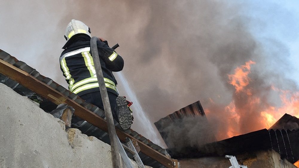Um bombeiro trabalha para apagar um incndio em um prdio, enquanto o ataque da Rssia  Ucr?nia continua, em Mykolaiv, nesta foto divulgada em 31 de julho de 2022. Servi?o de Emergncia do Estado da Ucr?nia na regi?o de Mykolaiv/via REUTERS