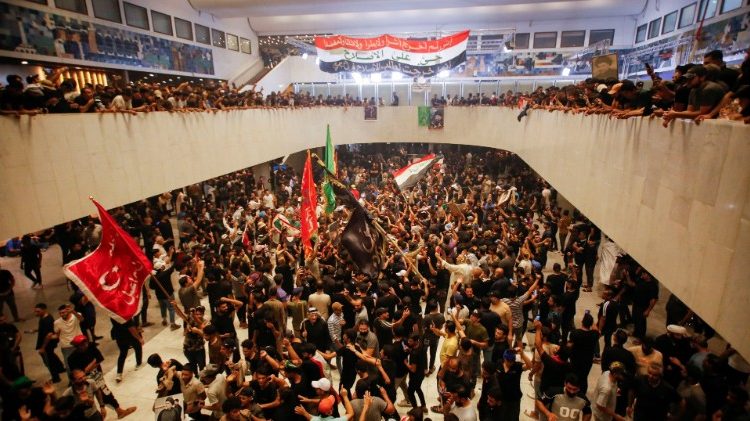 Sadr-Anhänger beim Sturm auf das Parlament in Bagdad