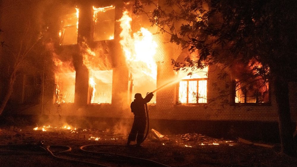 Bombeiro tenta extinguir incndio em hospital em Mykolaiv, causado por mssil russo. (Stanislav Kozlluk/Reuters)