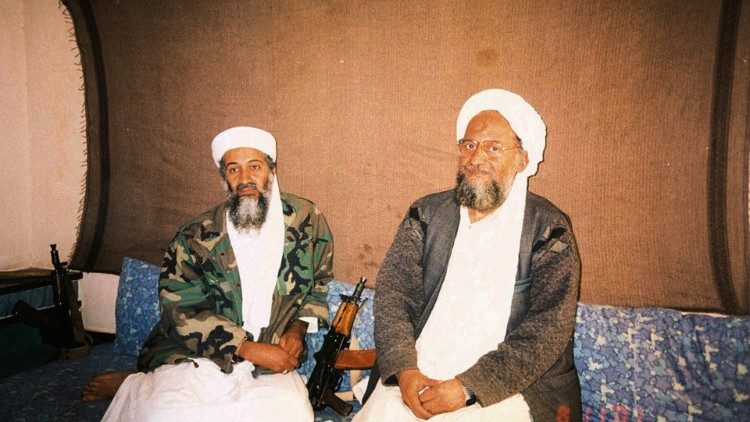 Ayman al-Zawahiri (a direita) em uma entervista. Ao seu lado Osama bin Laden, então líder de Al-Qaeda 