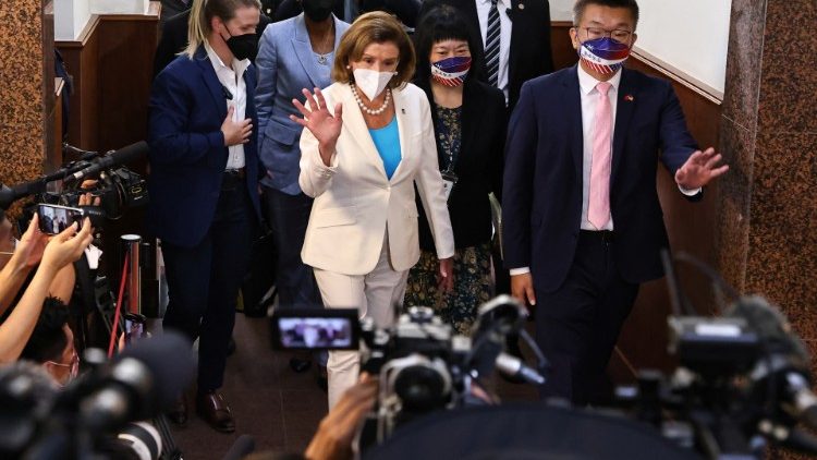 La speaker della Camera degli Stati Uniti Nancy Pelosi lascia il Parlamento di Taiwan dopo la sua visita