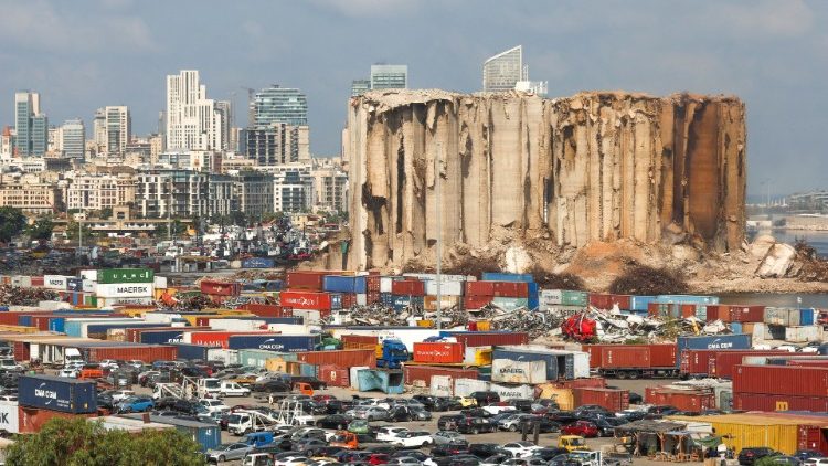 Une partie des silos du port de Beyrouth s'est effondrée le 31 juillet 2022, près de deux ans après l'explosion meurtrière du 4 août 2020.