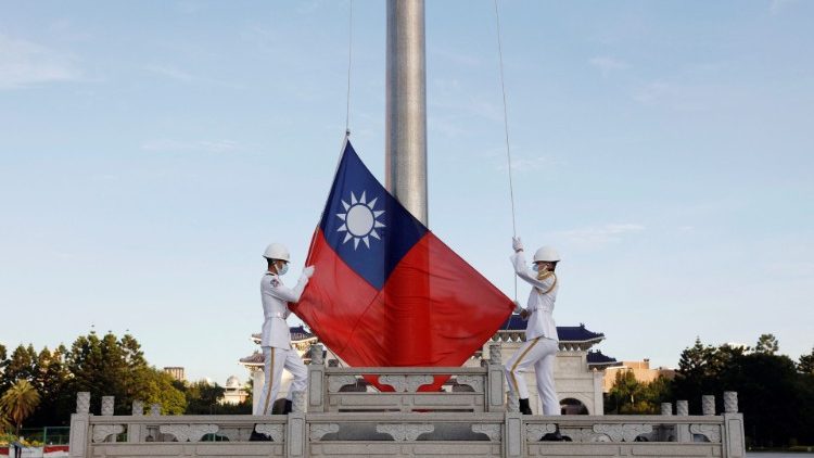Eine Flagge Taiwans wird von Ehrengarde eingeholt