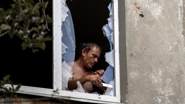 Um morador remove vidro quebrado de uma janela de seu apartamento danificado após um ataque de míssil russo, enquanto o ataque da Rússia à Ucrânia continua, em Kostiantynivka, Ucrânia, 6 de agosto de 2022. REUTERS/Alkis Konstantinidis