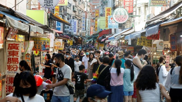 Uma rua lotada de pessoas no distrito de Tamsui na cidade de Nova Taipei, Taiwan, 7 de agosto de 2022 (Reuters)