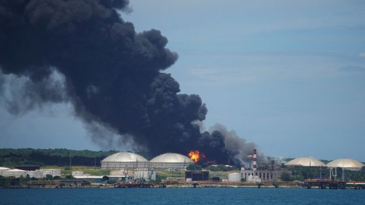 Incendio en un depósito de petróleo en la ciudad de Matanzas, Cuba