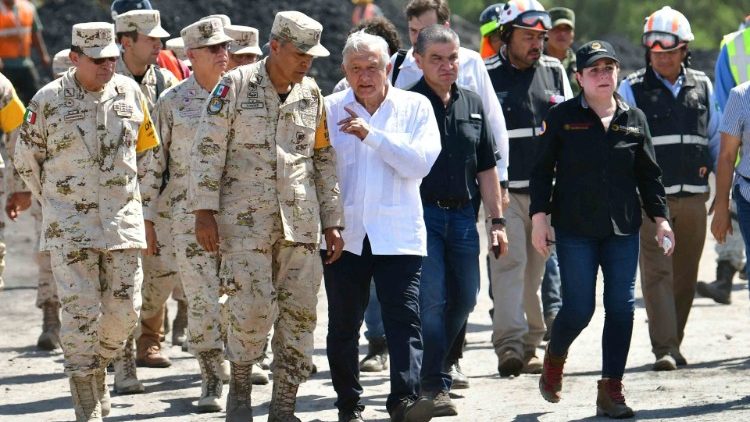 Il presidente messicano Lopez Obrador visita l'area della miniera in cui sono rimasti intrappolati 10 minatori a Sabinas, nello Stato di Coahuila, in Messico (Presidenza del Messico/Handout via REUTERS)