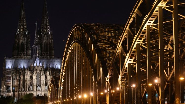 Die Rheinbrücke und der Kölner Dom 