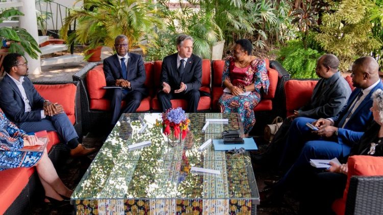 El Secretario de Estado estadounidense, Blinken, de visita en Kinshasa, con representantes de la sociedad civil -Congo