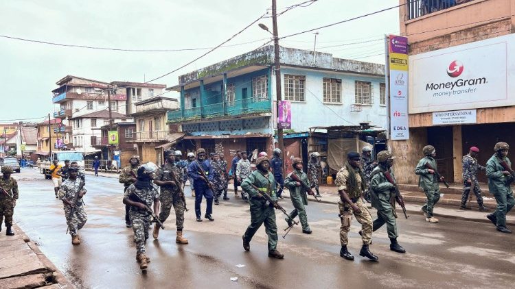 Polícia nas ruas de Freetown, capital de Serra Leoa