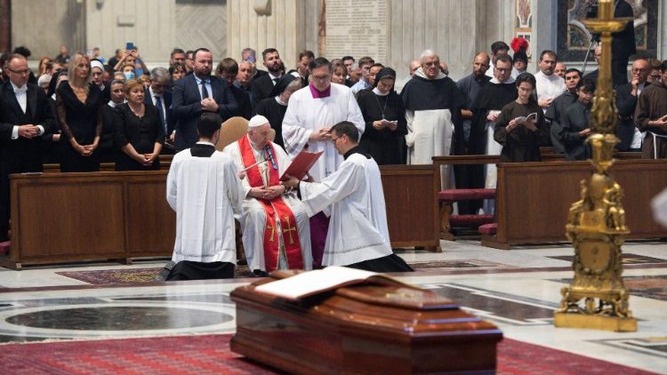 Обряды погребения кардинала Й. Томко, алтарь Кафедры Ватиканской базилики